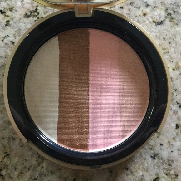 Too Faced Snow Bunny Luminous Bronzer - Picture 4 of 8